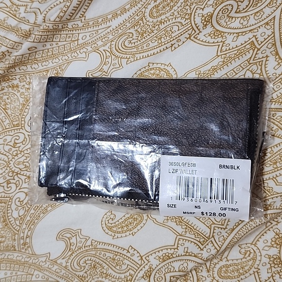 Michael Kors monogram zip wallet - Picture 5 of 5